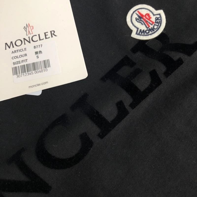 Moncler T-Shirts Resilient 140099