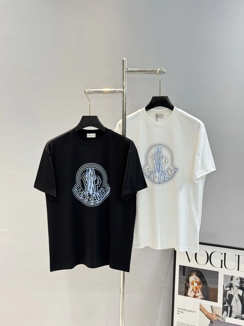 Moncler T-Shirts Versatile 140084