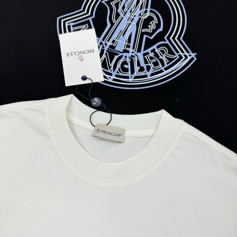 Moncler T-Shirts Versatile 140084