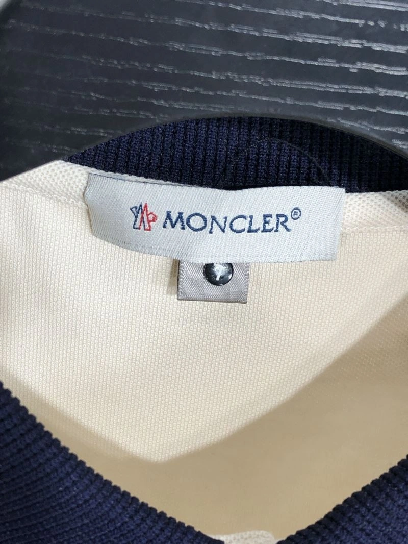 Moncler T-Shirts Snug 140077