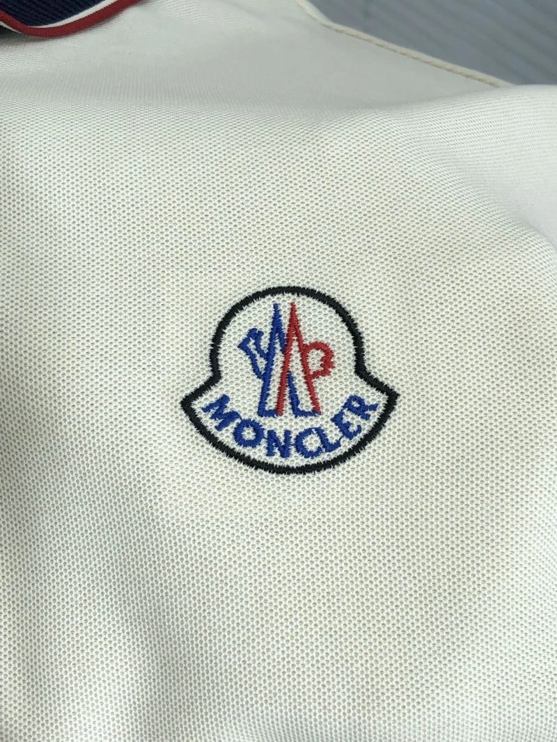 Moncler T-Shirts Snug 140077