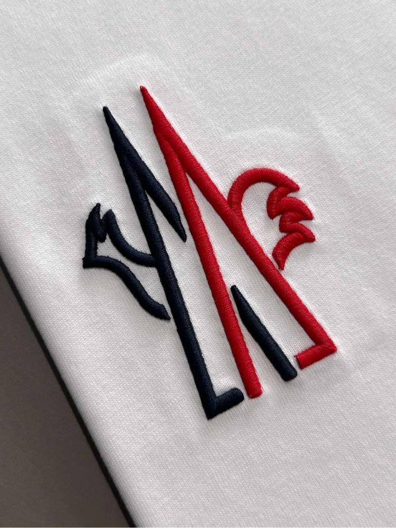 Moncler T-Shirts Versatile 140060