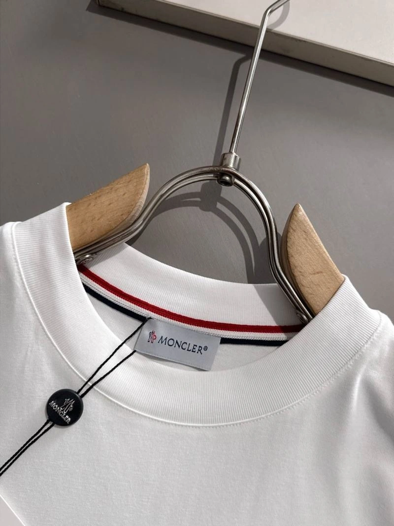 Moncler T-Shirts Versatile 140060