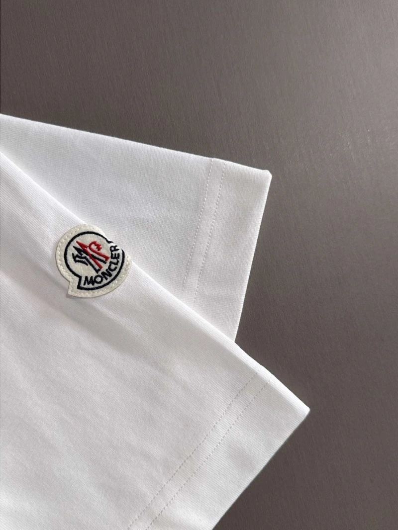 Moncler T-Shirts Versatile 140060