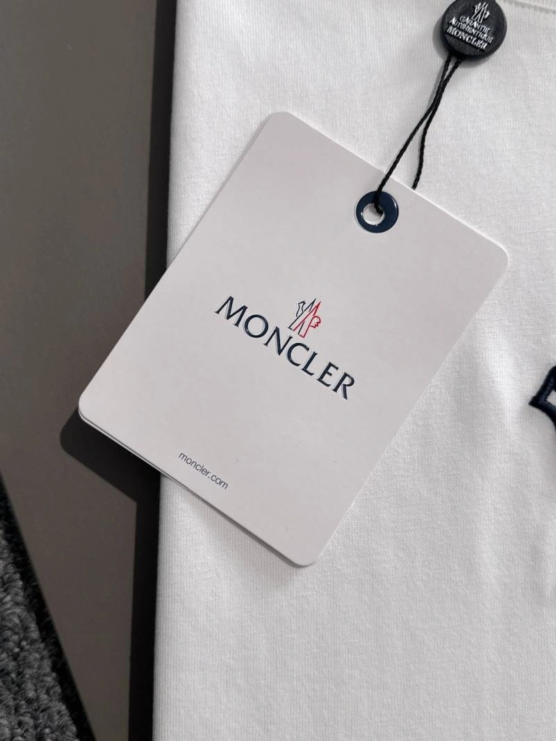 Moncler T-Shirts Versatile 140060