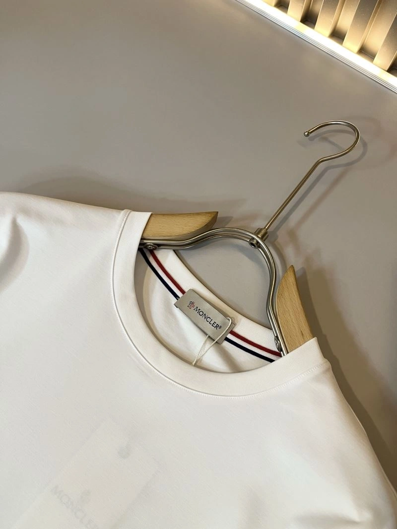 Moncler T-Shirts Comfortable 140037