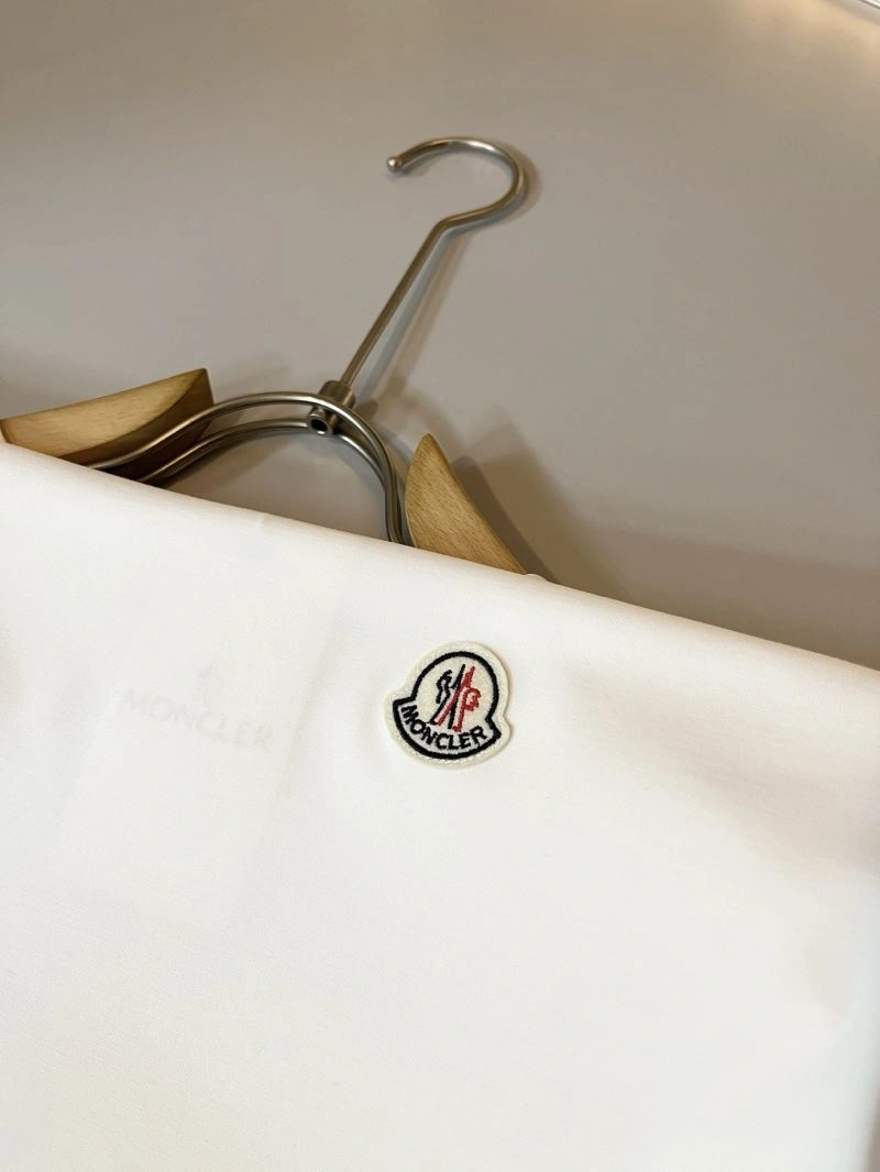 Moncler T-Shirts Comfortable 140037