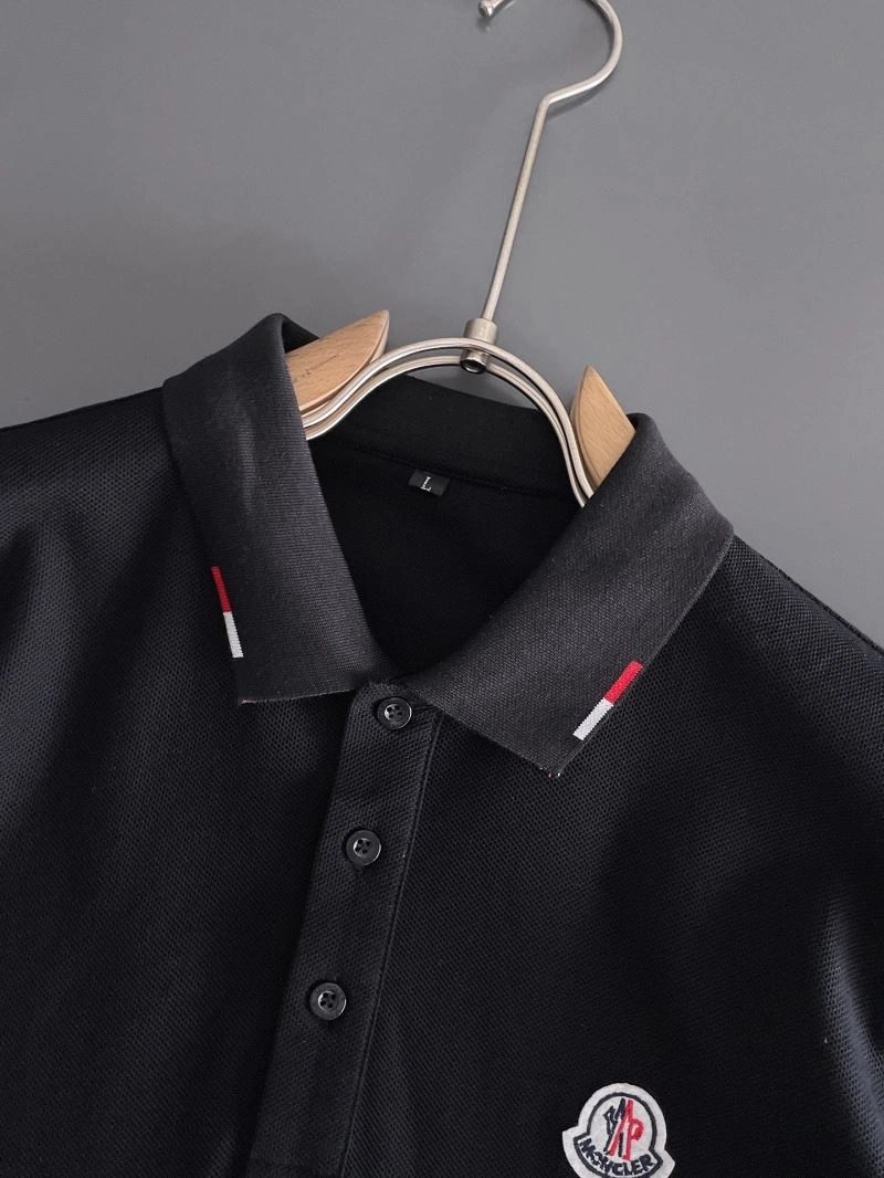 Moncler T-Shirts Snug 140000