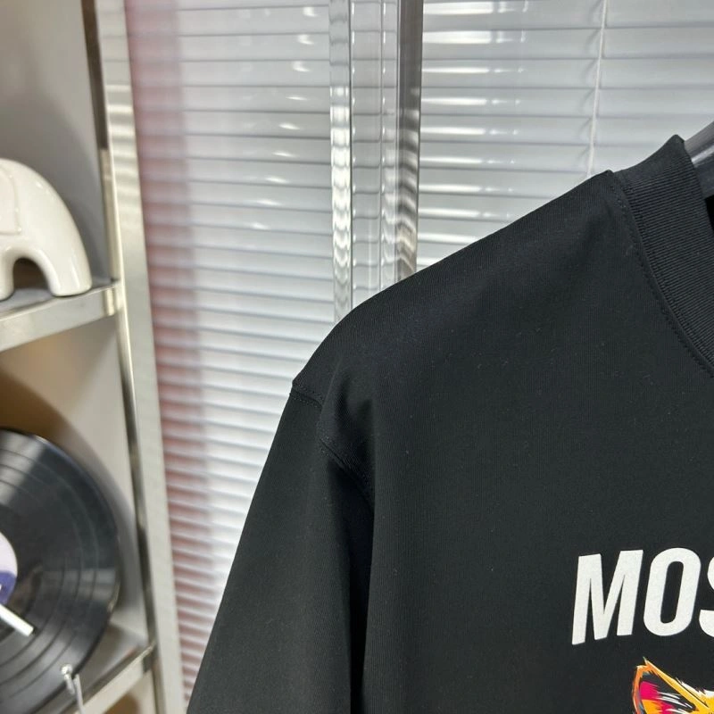 ModernLook Moschino T-Shirts 160065