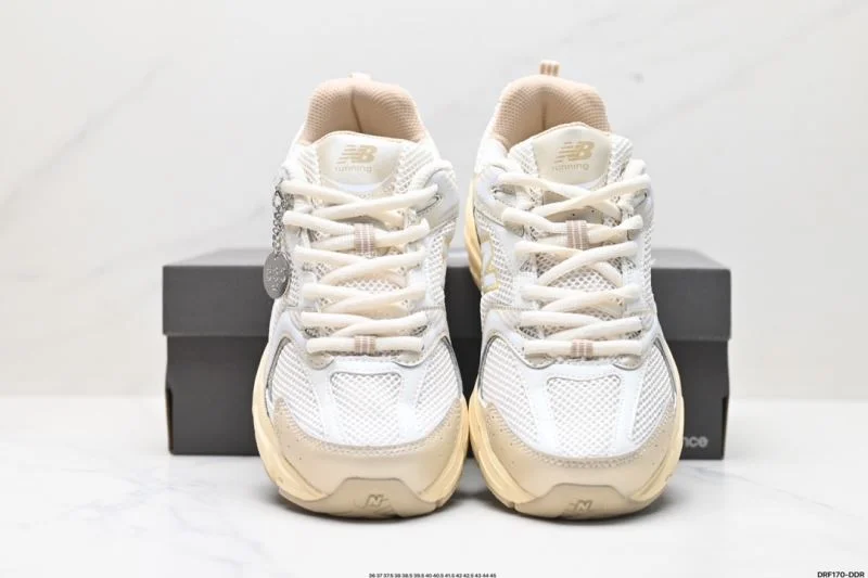 Stretchable New Balance Shoes 3281