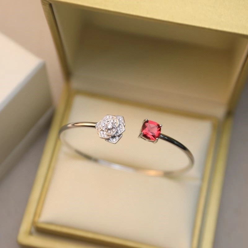 Supportive Piaget Bracelets 210496