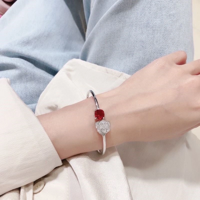 Supportive Piaget Bracelets 210496