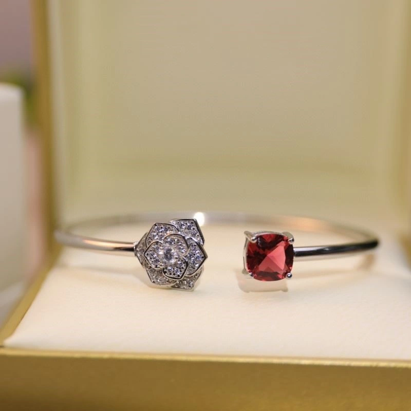 Supportive Piaget Bracelets 210496