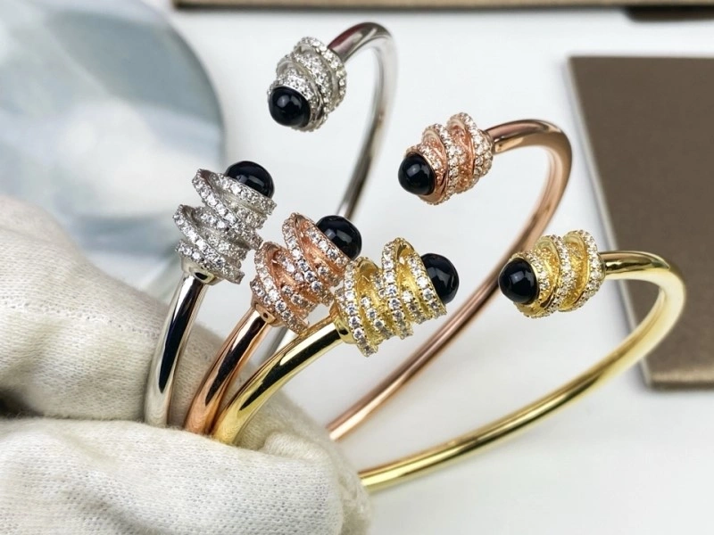 Versatile Piaget Bracelets 208514