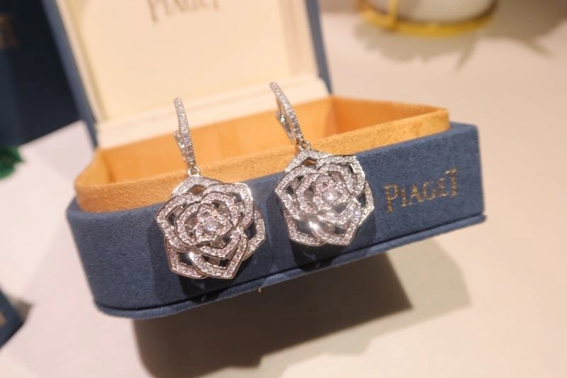 Sophisticated Piaget Earrings 213840