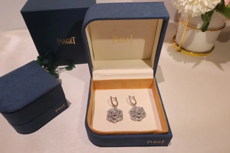 Sophisticated Piaget Earrings 213840