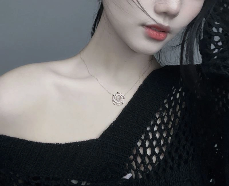 Compact Piaget Necklaces 211776