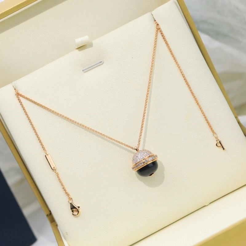 Versatile Piaget Necklaces 208517