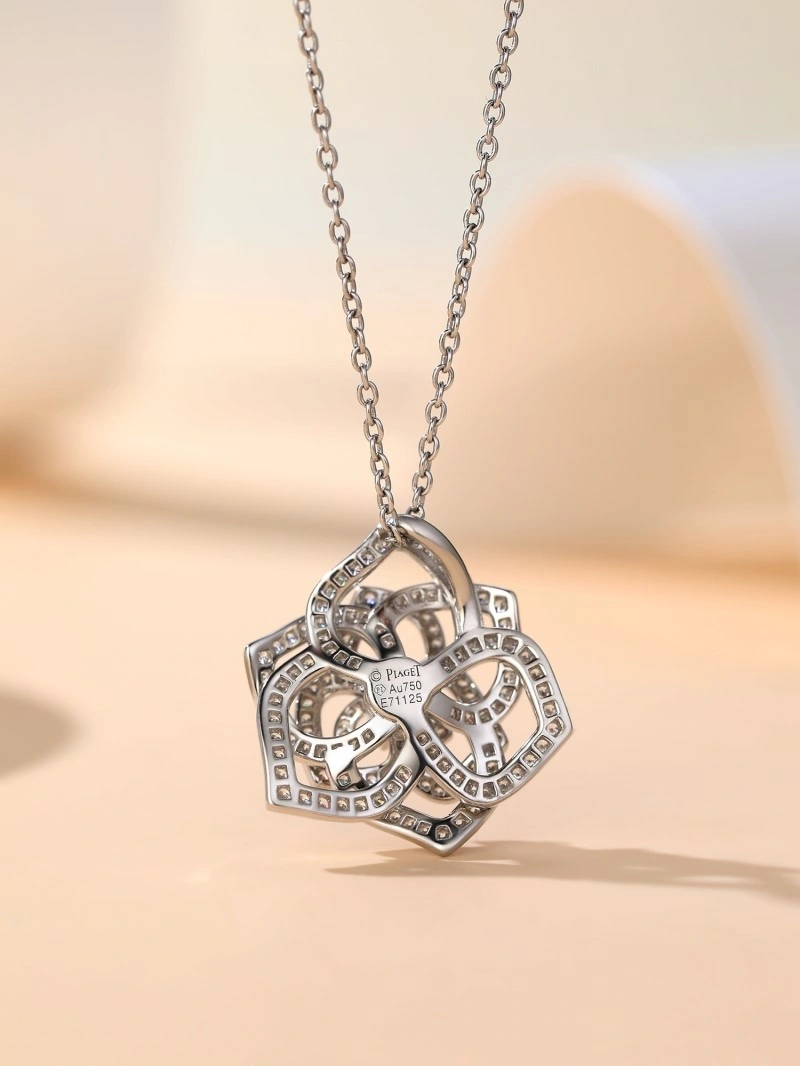 Piaget Necklaces Snug 207804