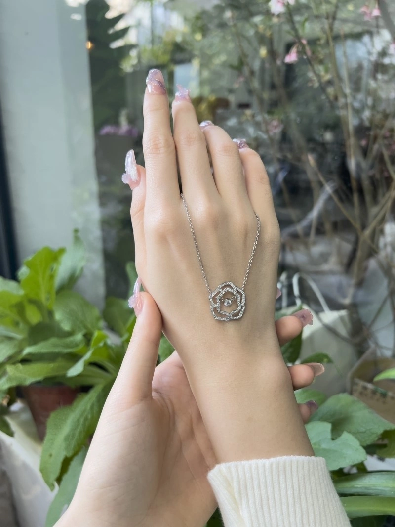 Minimalist Piaget Necklaces 207803
