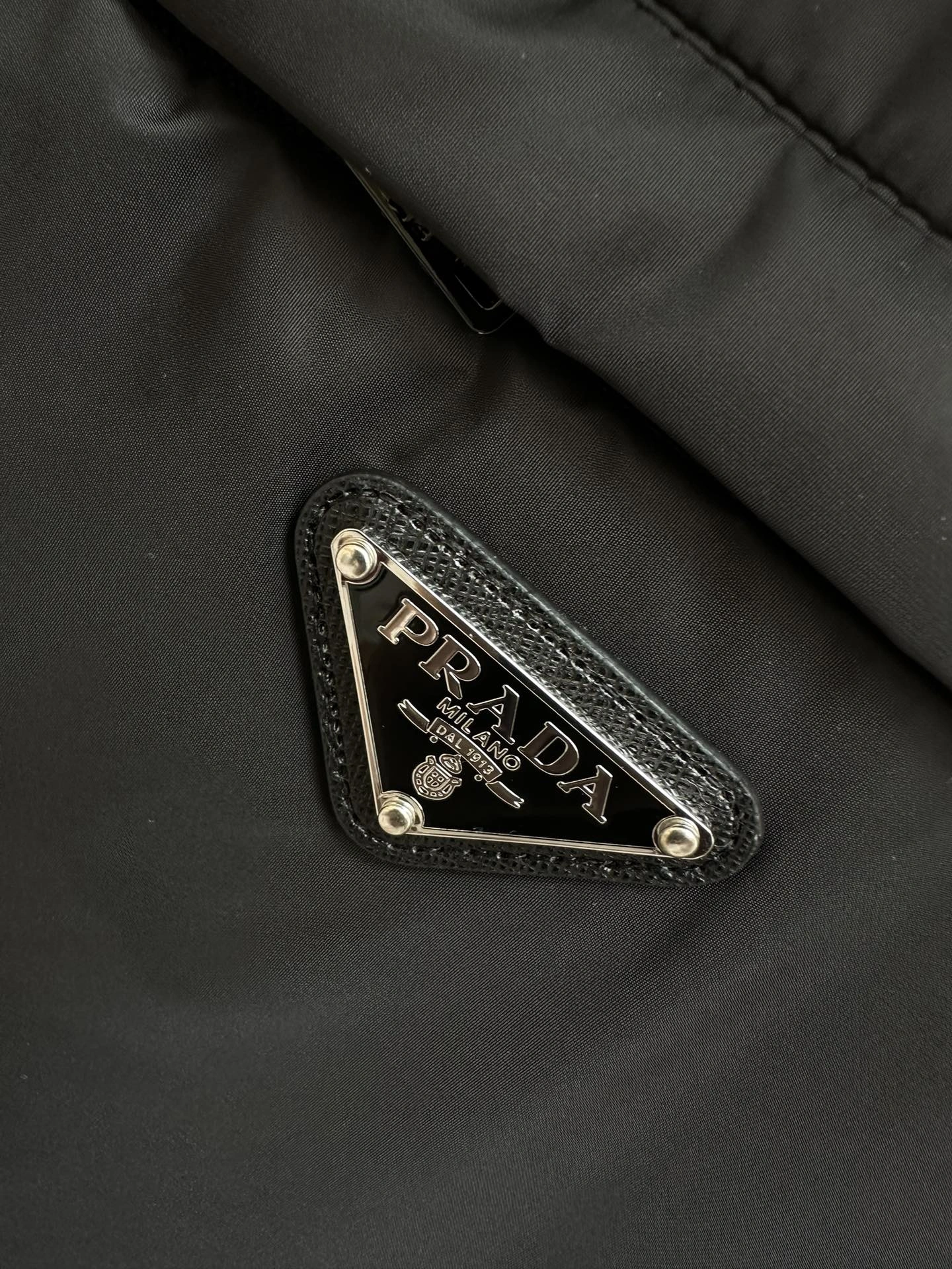 ZipUp Prada Down Jackets 172365