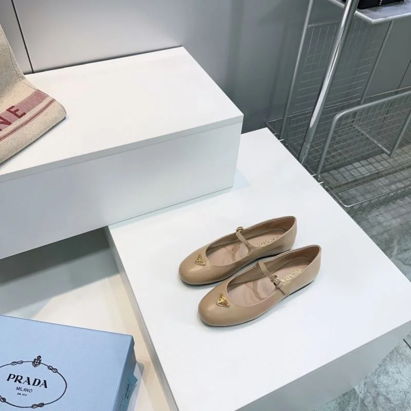 Trendsetting Prada Flat Shoes 34883