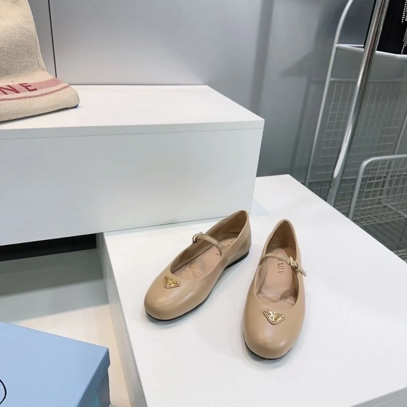 Trendsetting Prada Flat Shoes 34883