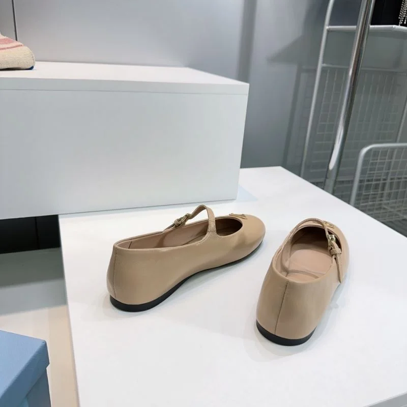 Trendsetting Prada Flat Shoes 34883