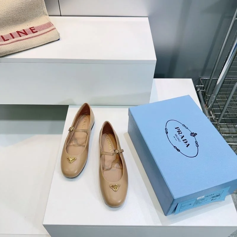 Trendsetting Prada Flat Shoes 34883