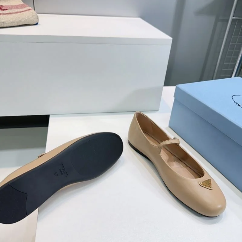Trendsetting Prada Flat Shoes 34883