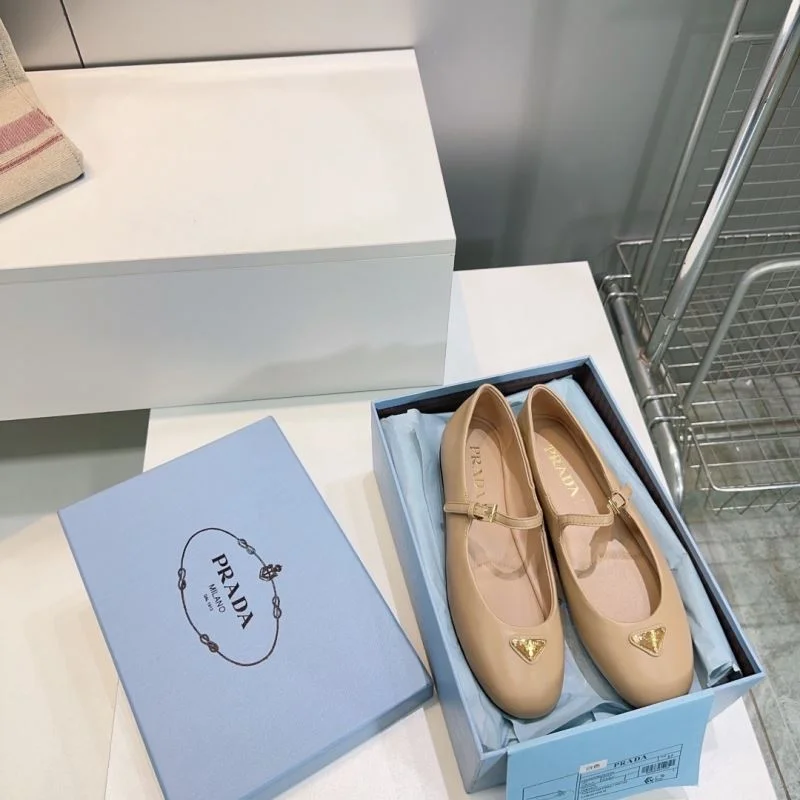 Trendsetting Prada Flat Shoes 34883