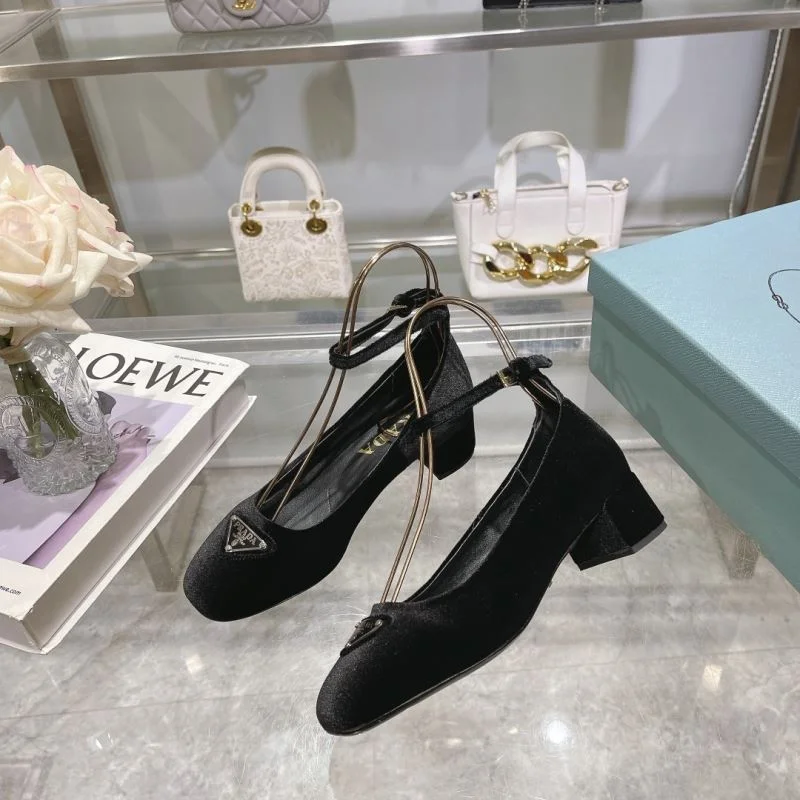 Minimalist Prada Heeled Shoes 35148