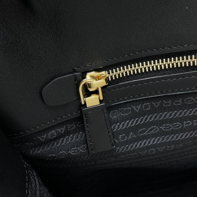 WellDesigned Prada Hobo Bags 75145