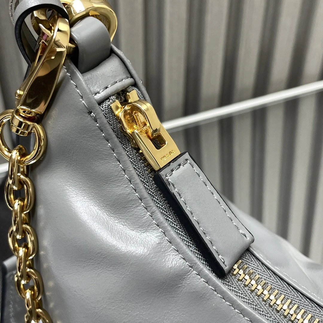 Supportive Prada Hobo Bags 71670