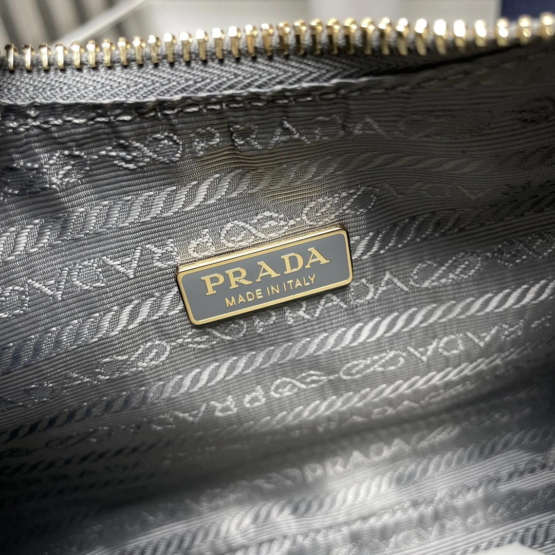 Supportive Prada Hobo Bags 71670