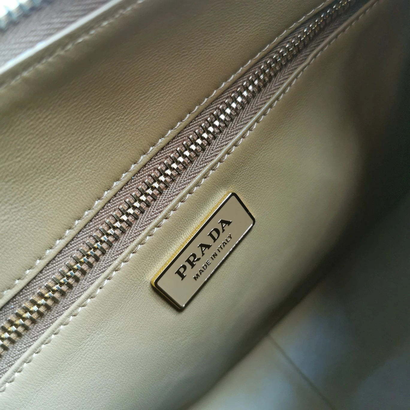Prada Hobo Bags Unisex 71601