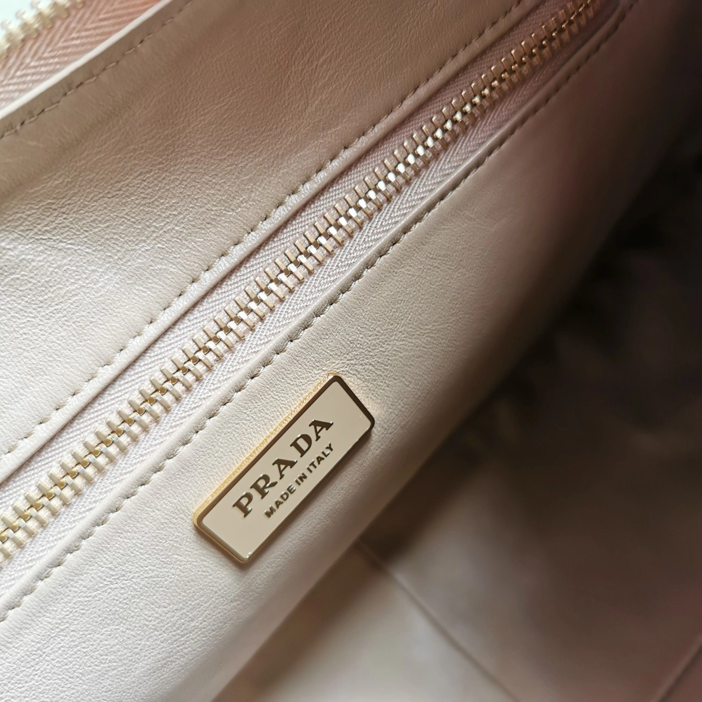 Prada Hobo Bags Versatile 71598