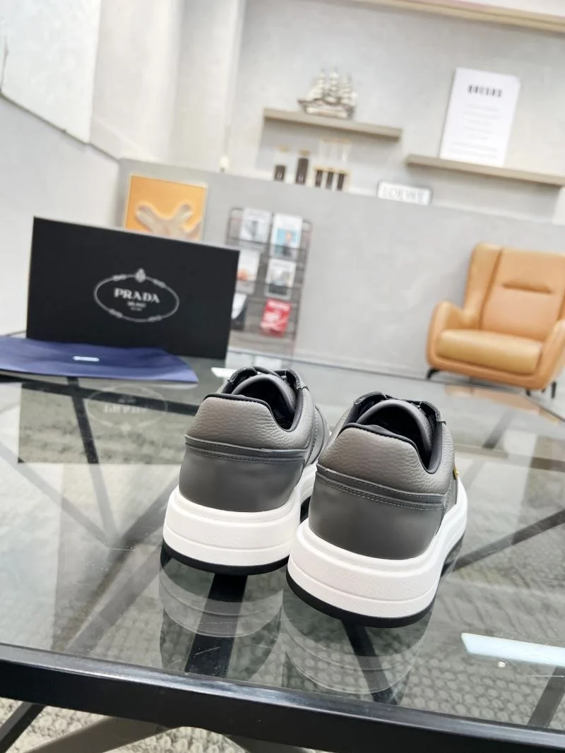 Prada Low Shoes Durable 33977