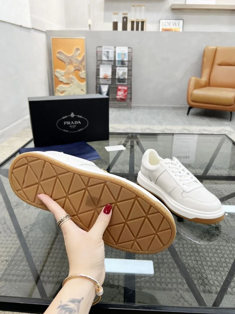 Prada Low Shoes Elegant 33980