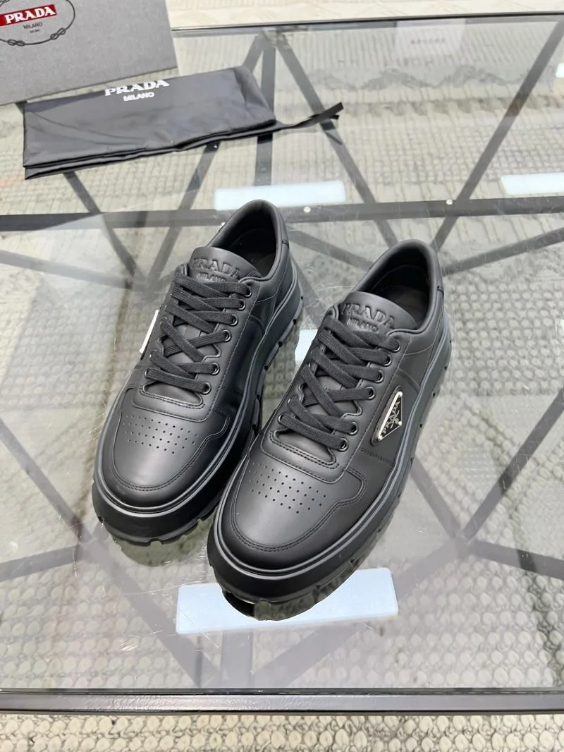 Prada Low Shoes Durable 33930