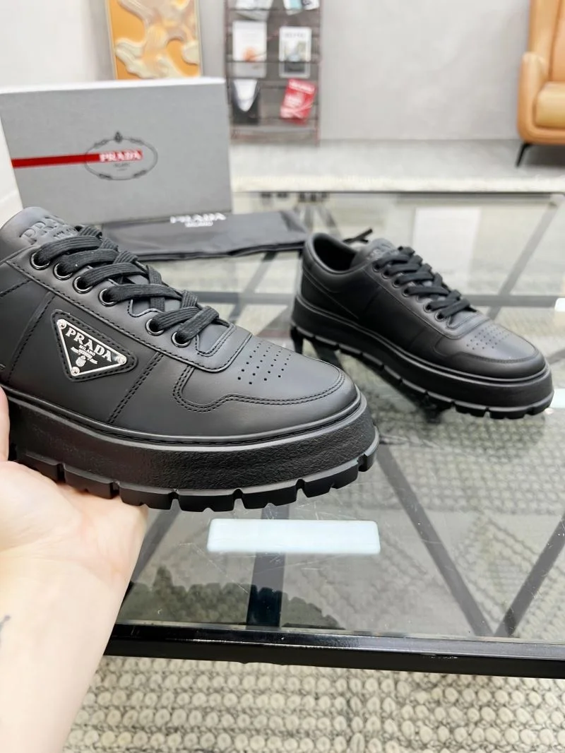 Prada Low Shoes Durable 33930