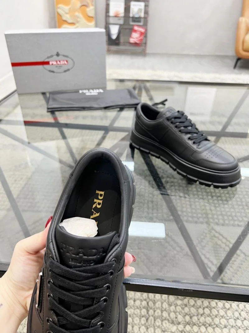 Prada Low Shoes Durable 33930