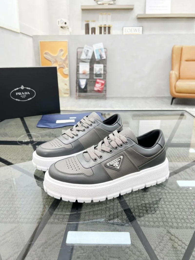 Elegant Prada Low Shoes 33915