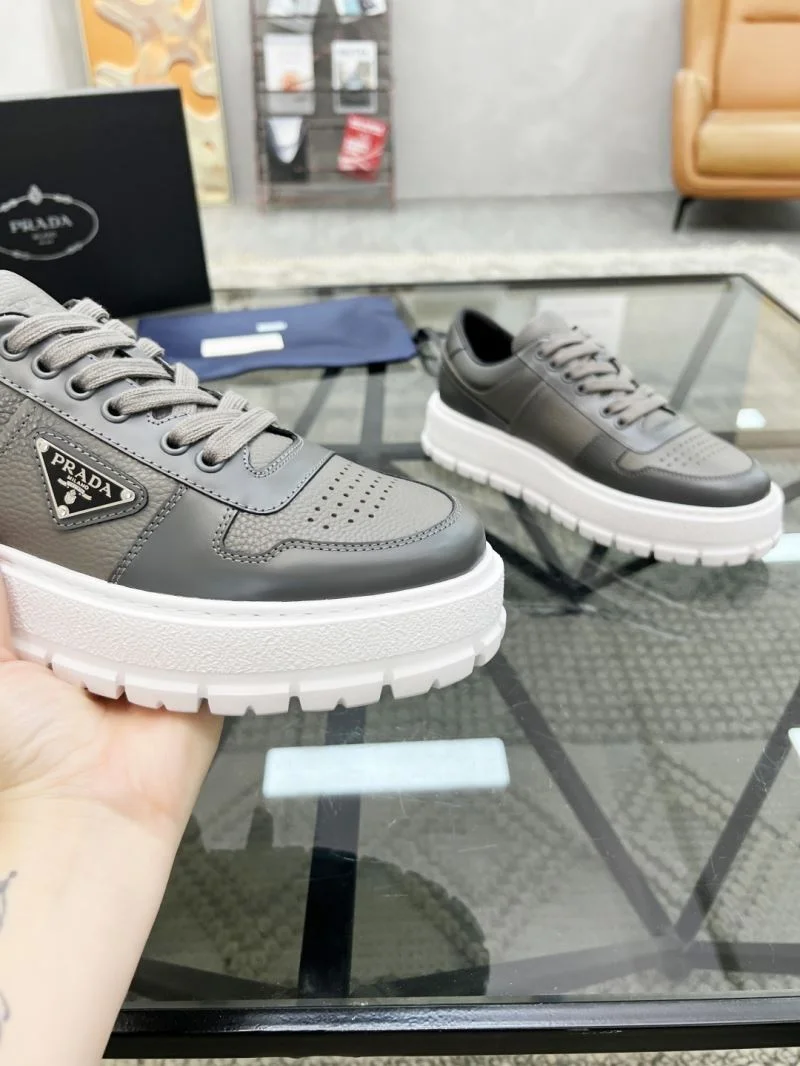 Elegant Prada Low Shoes 33915