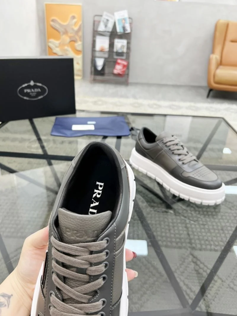 Elegant Prada Low Shoes 33915