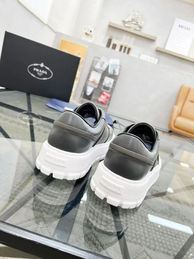 Elegant Prada Low Shoes 33915