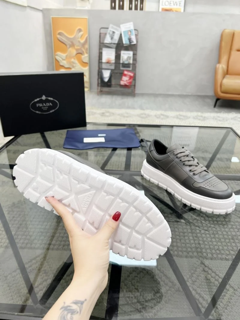 Elegant Prada Low Shoes 33915