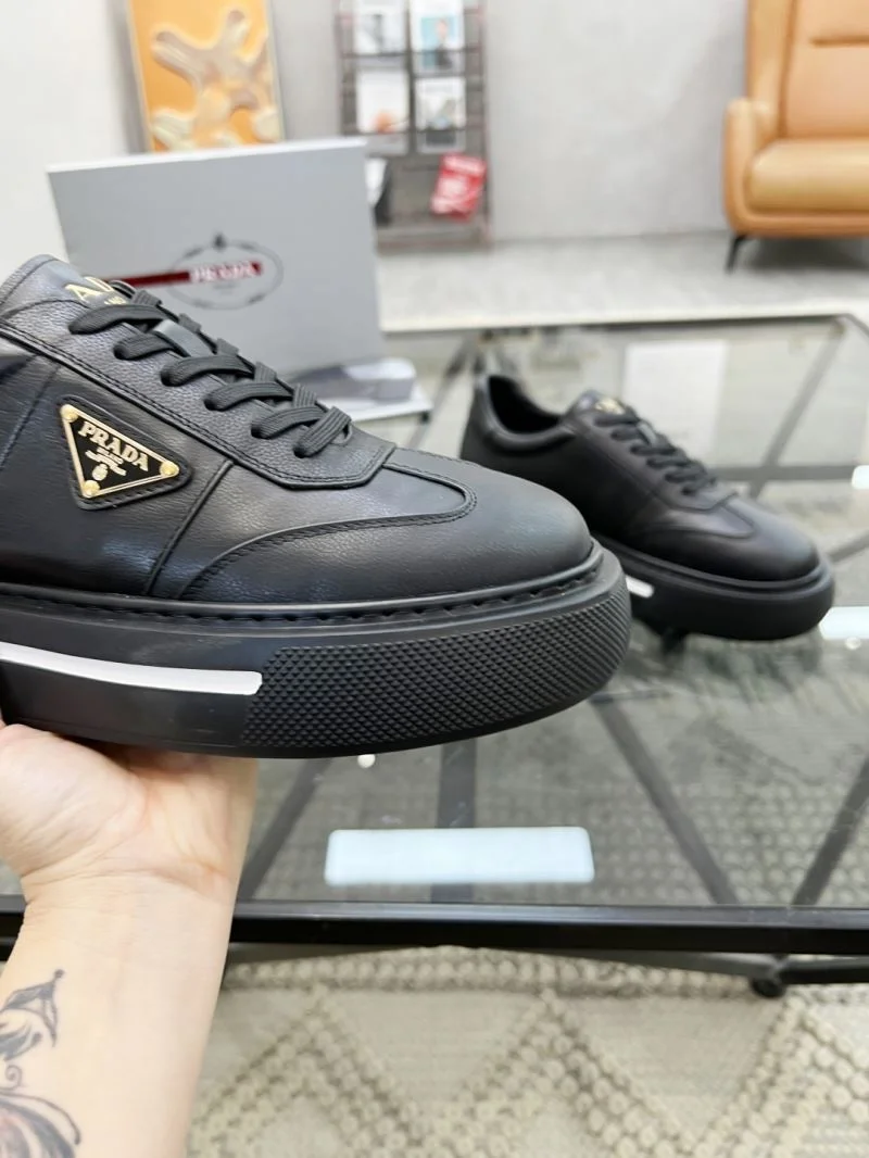 Versatile Prada Low Shoes 33850