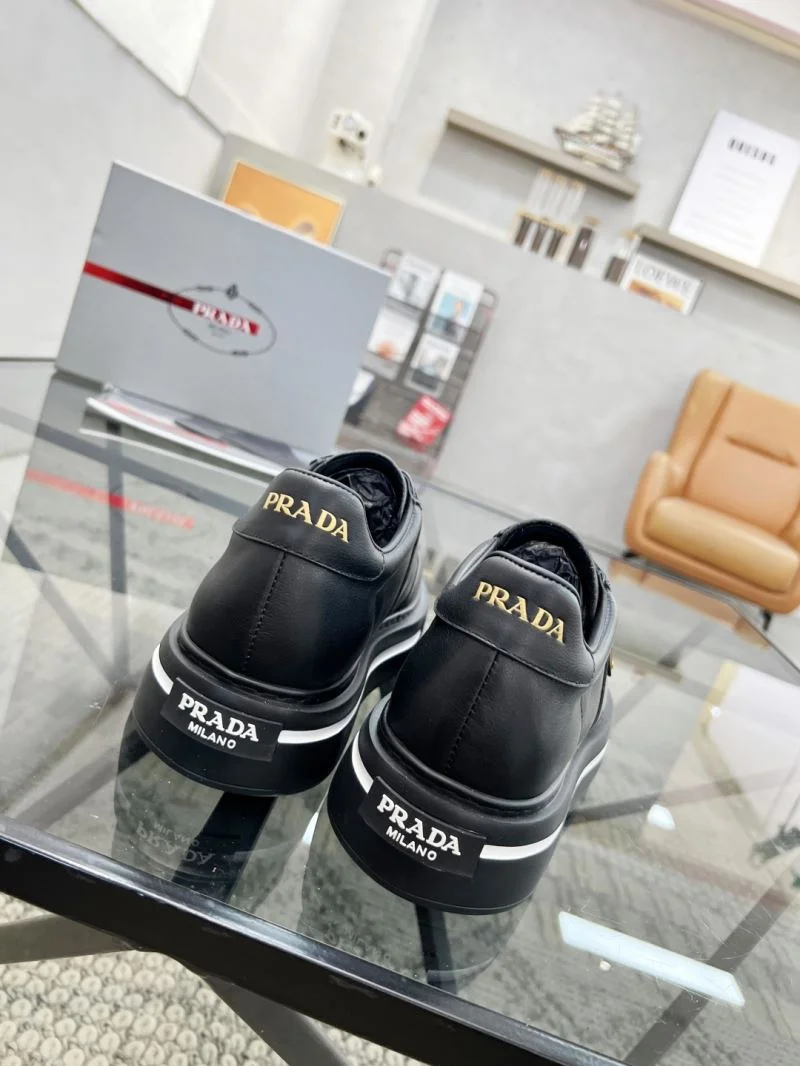 Versatile Prada Low Shoes 33850