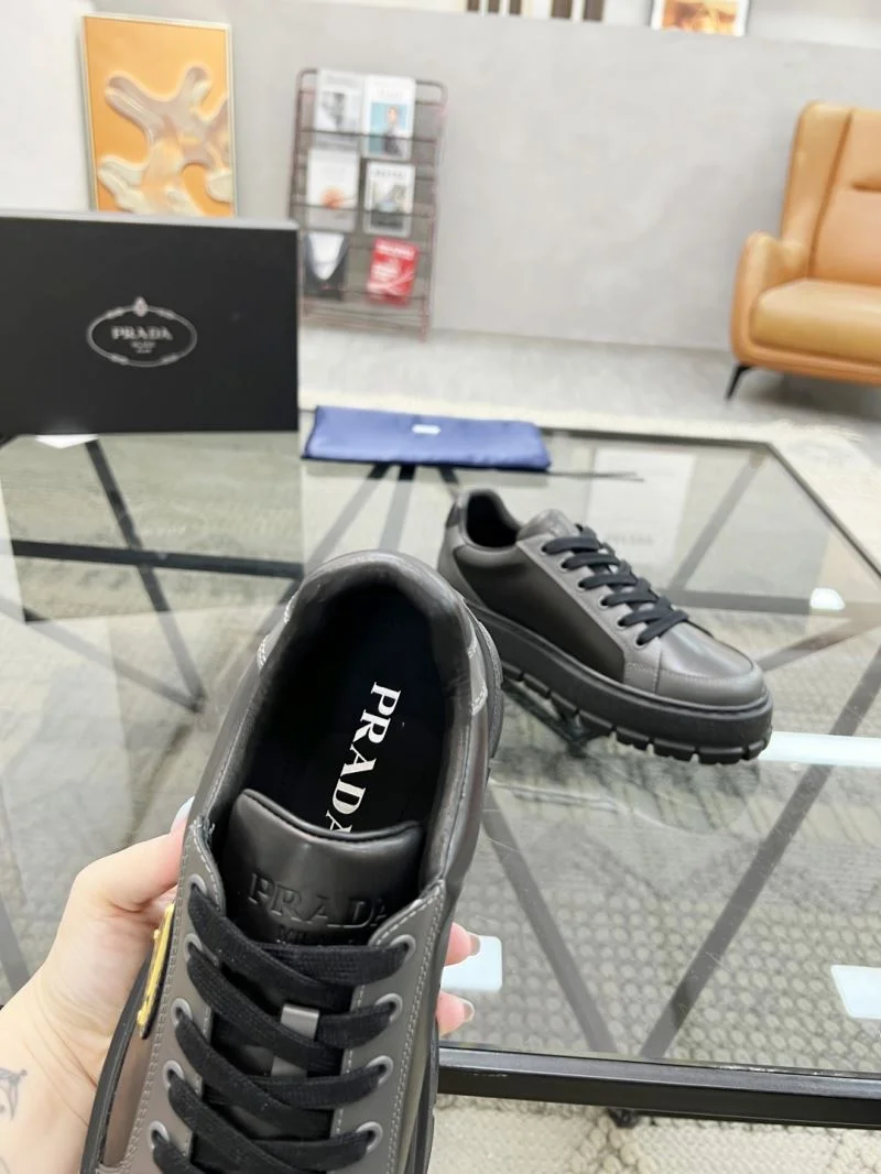 Prada Low Shoes Elegant 33826